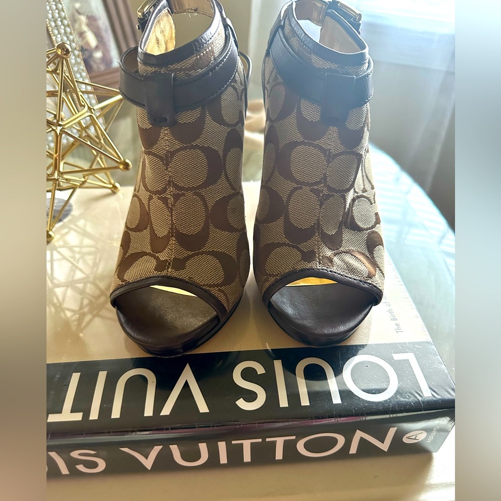 Coach peep toe sling back in very good condition. SZ 8B. Box not included.